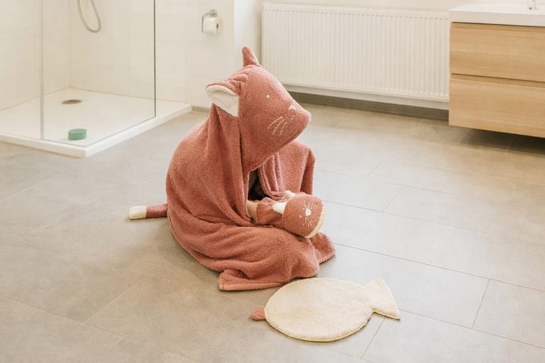 Kind mit Katzenhandtuch