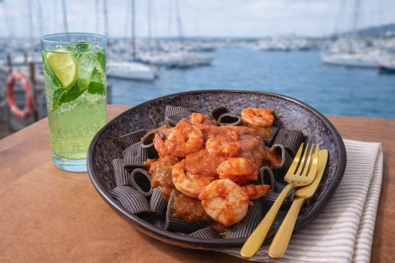 Schwarze Tintenfischnudeln