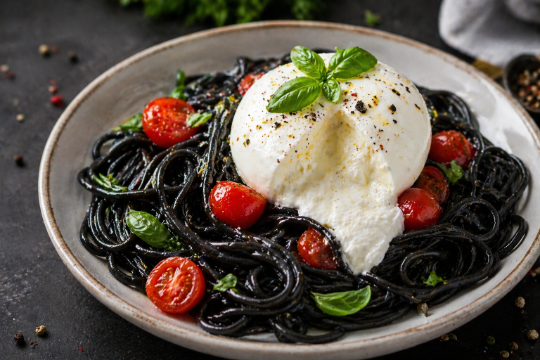 Schwarze Pasta mit Burrata