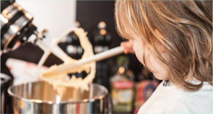 Mit Freude wird der Pfannkuchenteig gemeinsam angerührt.