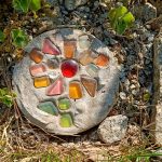 Betonstein mit Blumen-Motiv