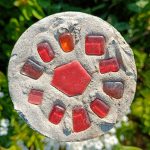 Betonstein mit rotem Mosaik