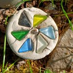Betonstein mit bunten Glassteinen