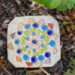 Betonstein mit bunten Glassteinen