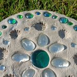 Betonstein mit bunten Glassteinen