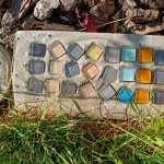 Betonstein mit buntem Glasmosaik