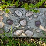 Betonstein mit Steinen und Muscheln