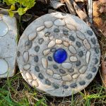 Betonstein mit Kieselsteinen